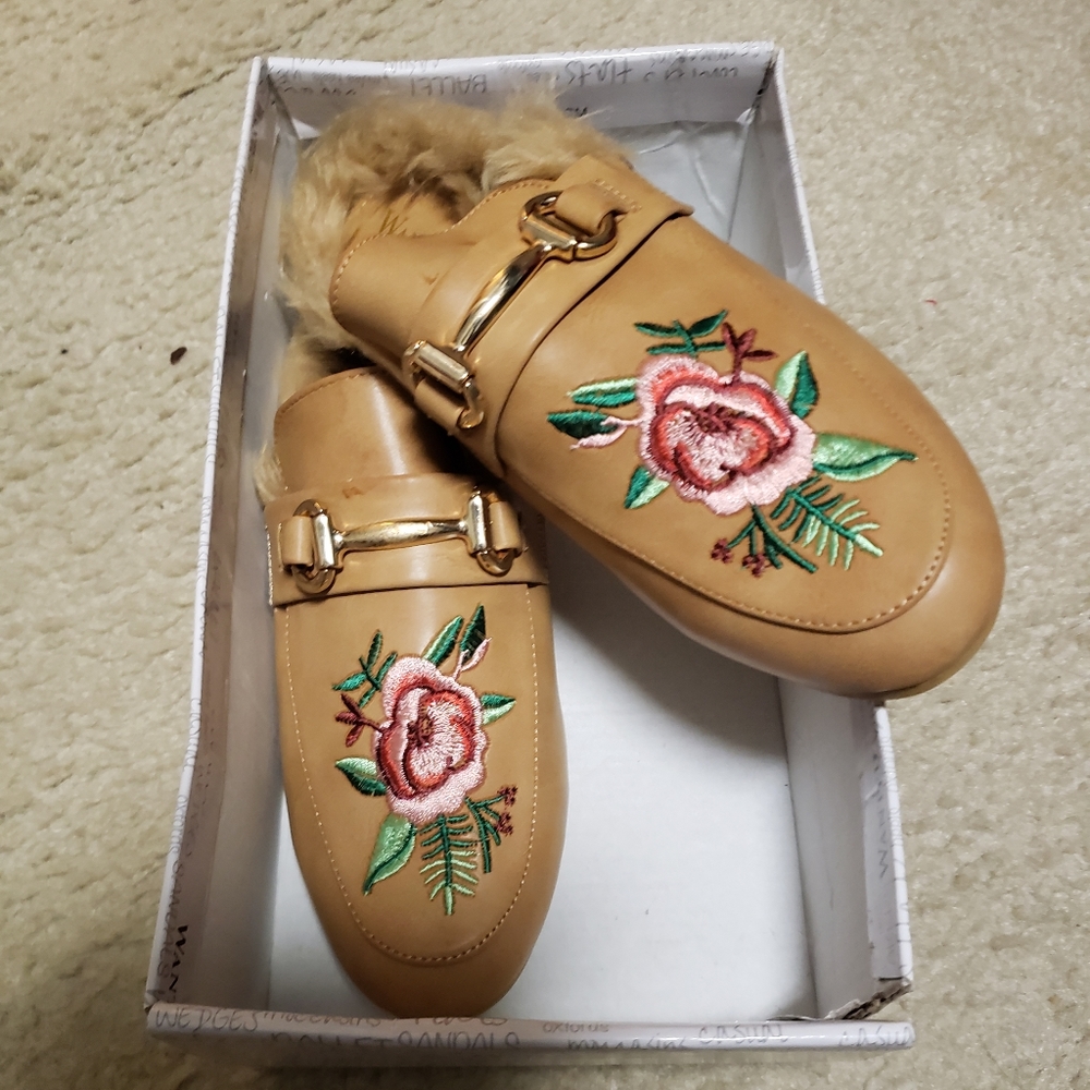Wanted Roseanne Closed Toe shoes / slippers